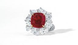 “鸽子血”红宝石戒指在佳士得瑰丽珠宝拍卖会上以450万美元成交