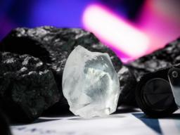 迪拜钻石交易所举行118.58克拉毛坯钻石拍卖