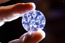 英国妇女在秋季大扫除期间发现价值超过200万美元34克拉钻石