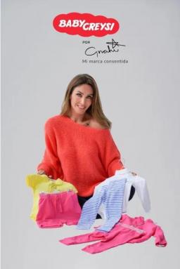 Anahí推出首个婴儿服装系列 包括连身衣、尿布袋和给婴儿穿外衣