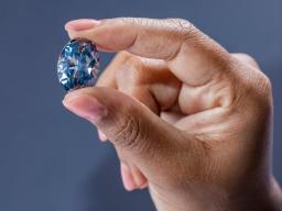 博茨瓦纳的罕见20克拉蓝色钻石亮相新展览 被认为几乎完美无瑕