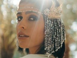 阿联酋设计镶有钻石和祖母绿头饰在阿布扎比艺术展上展出